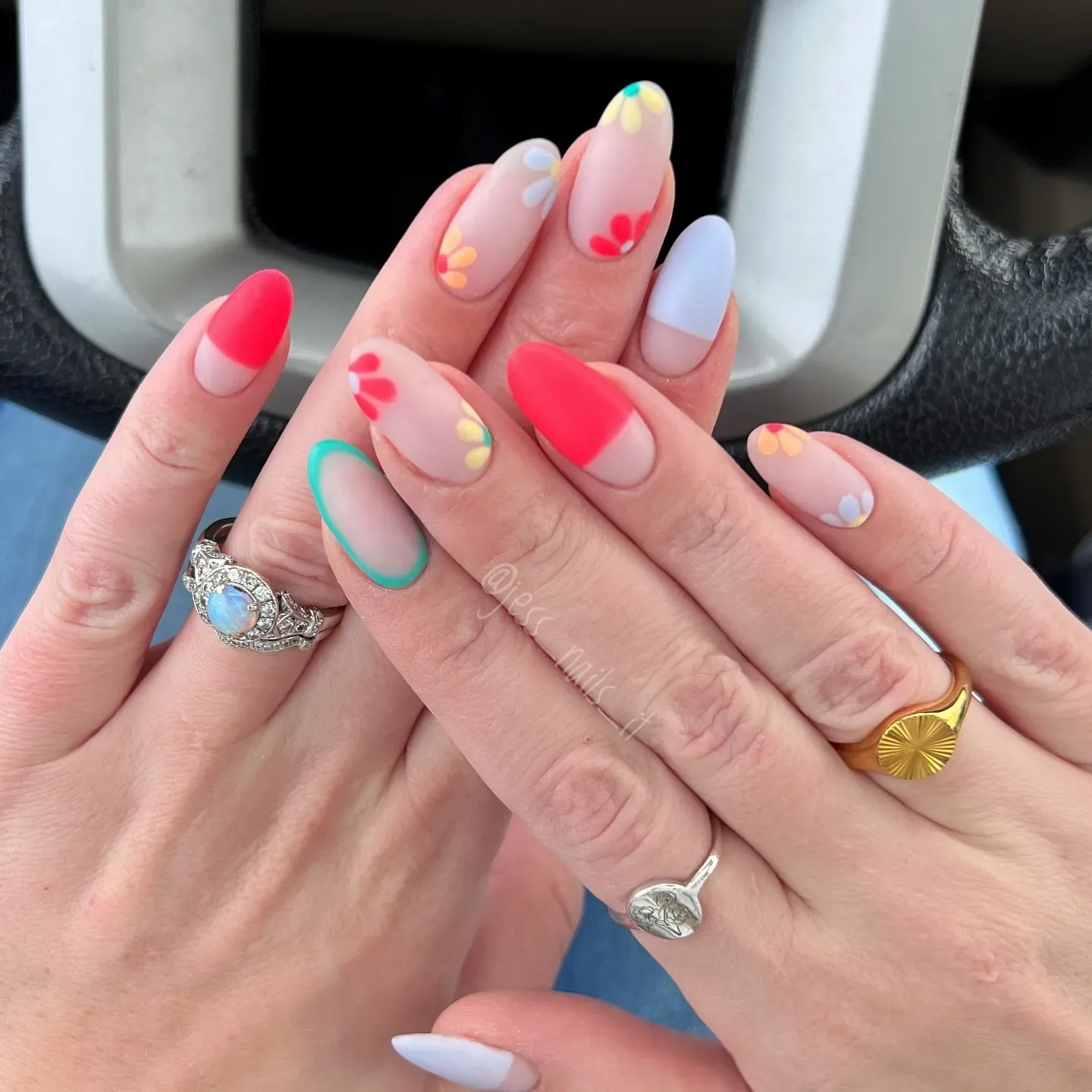 Colorful Squiggle Art Short Nails