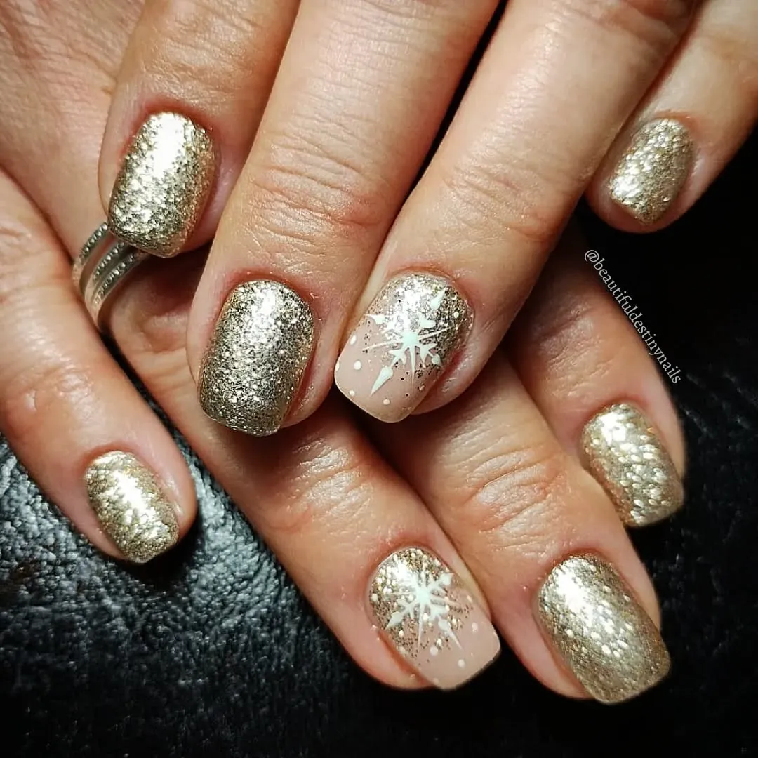 Short gold glitter nails