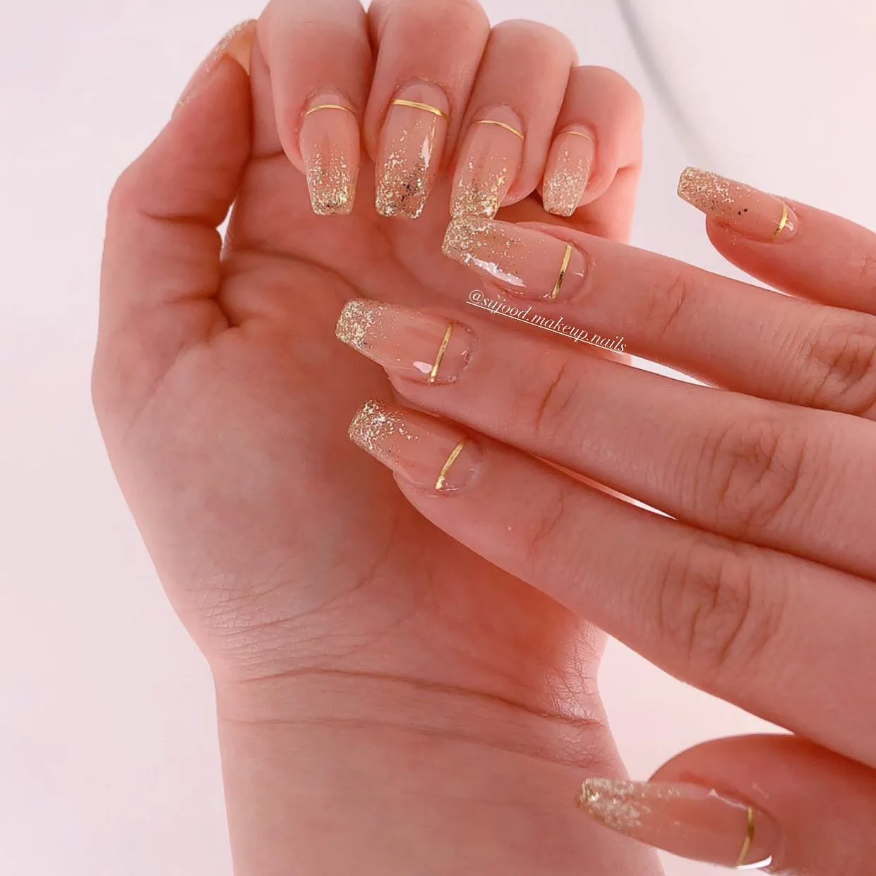 Beige nails with gold glitter