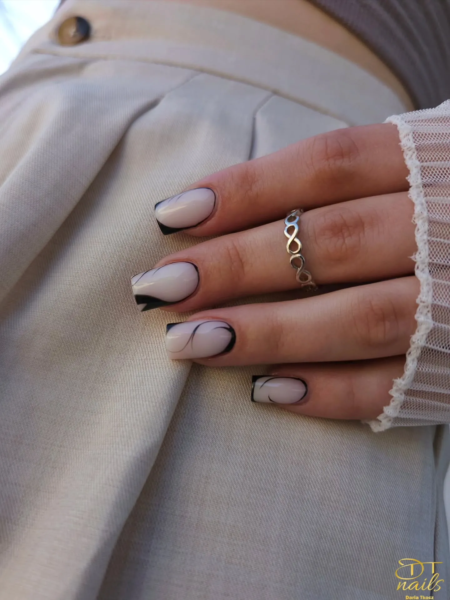Minimal Glossy Black Nails