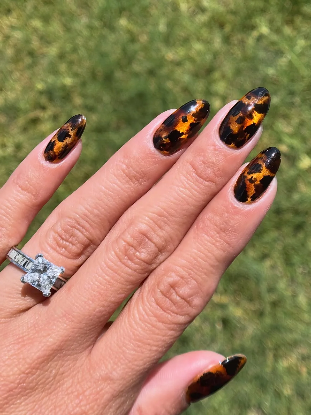 Short almond nails with amber tortoiseshell accent nails