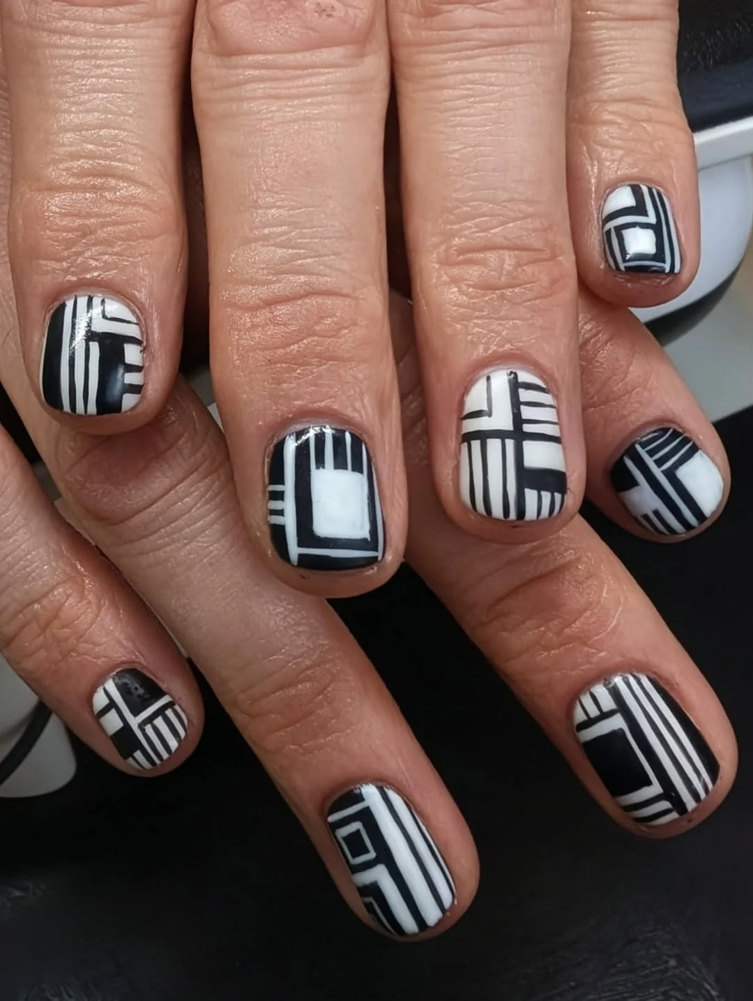 Short black and white geometric line men's nails