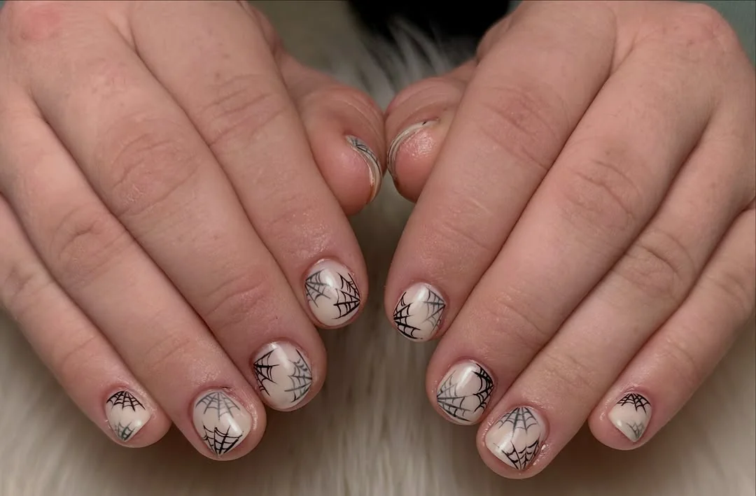 Glitter Web Short Nail Design Glitter Web Short nail design idea