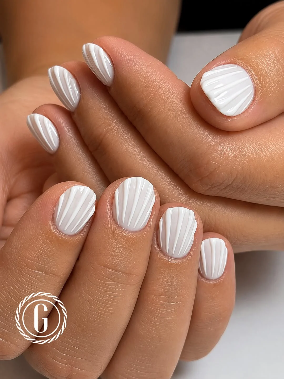 White ridged seashell-textured short nails