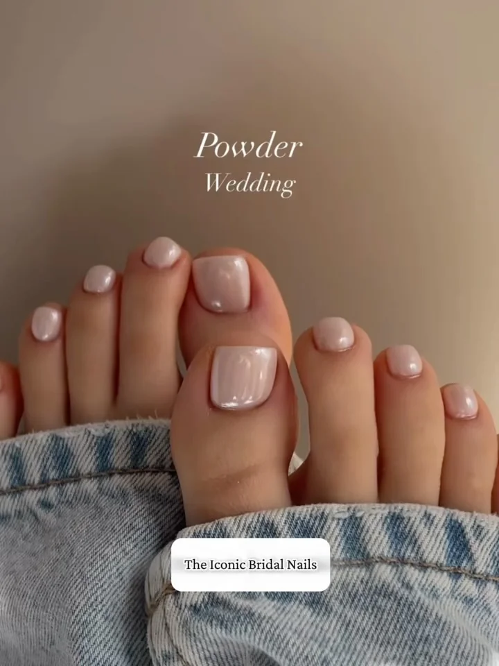 Classic French Toes nail design: pedicure nude toes