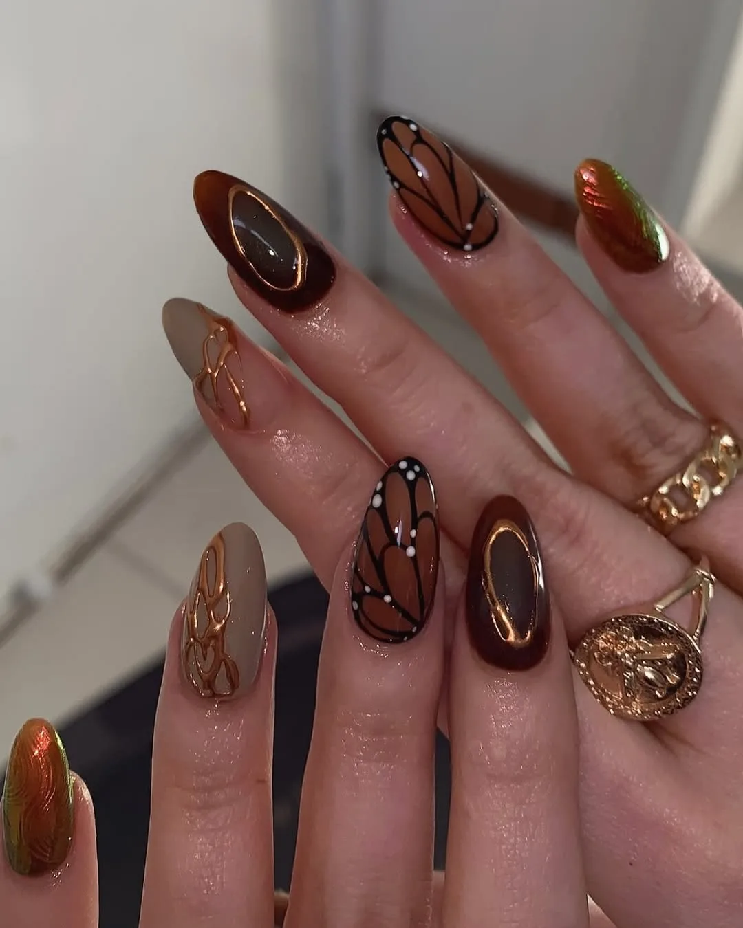 Brown tortoiseshell and glitter nails with gold accents
