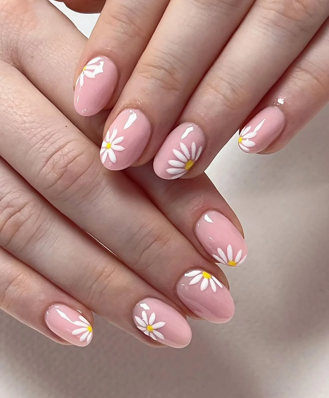 Pink almond nails with white side-edge daisy art