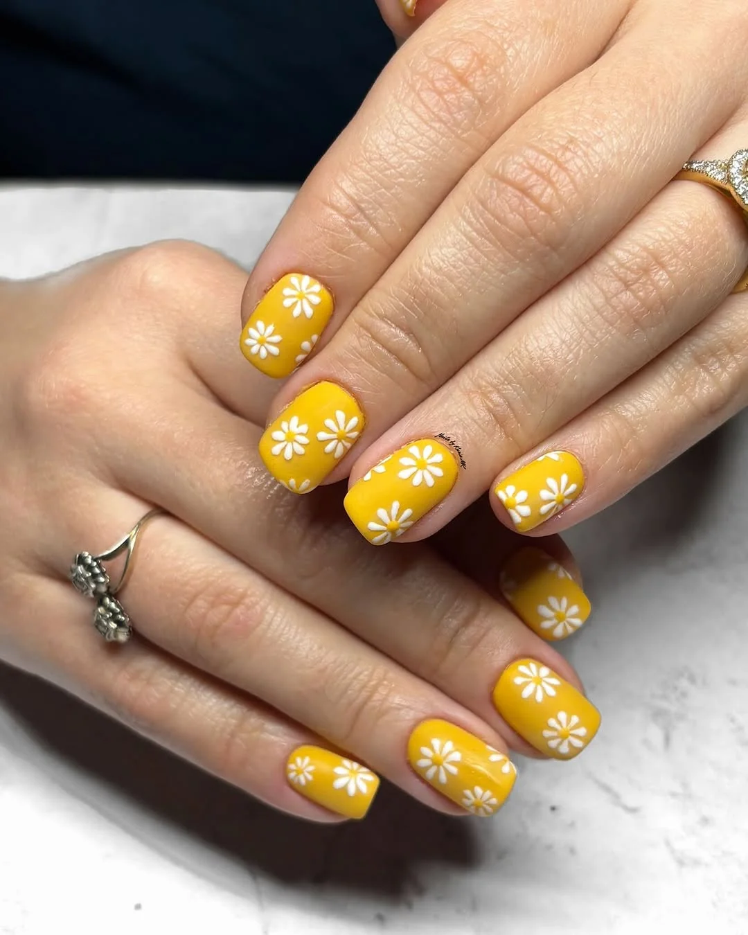 Sunny yellow short summer nails with white daisy art