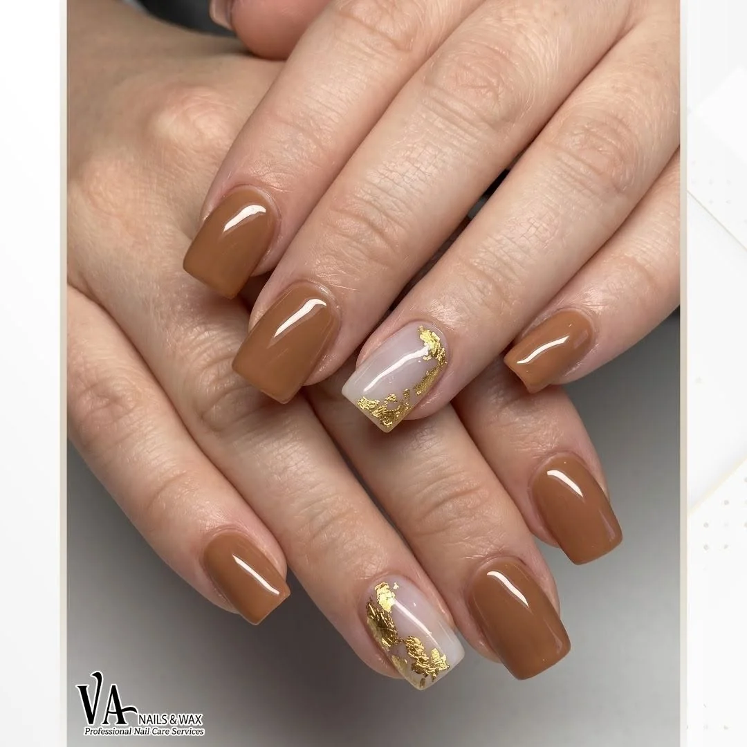 Caramel tan short square nails with a gold foil accent nail