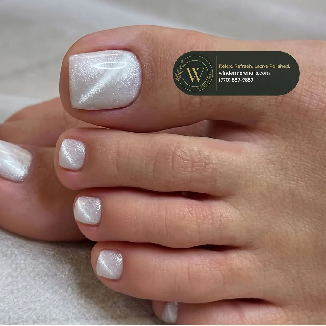 Pearl white shimmer toenails with a cat-eye finish