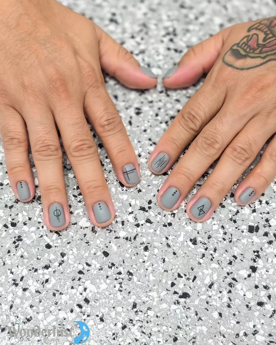 Short gray men's nails with thin line accents