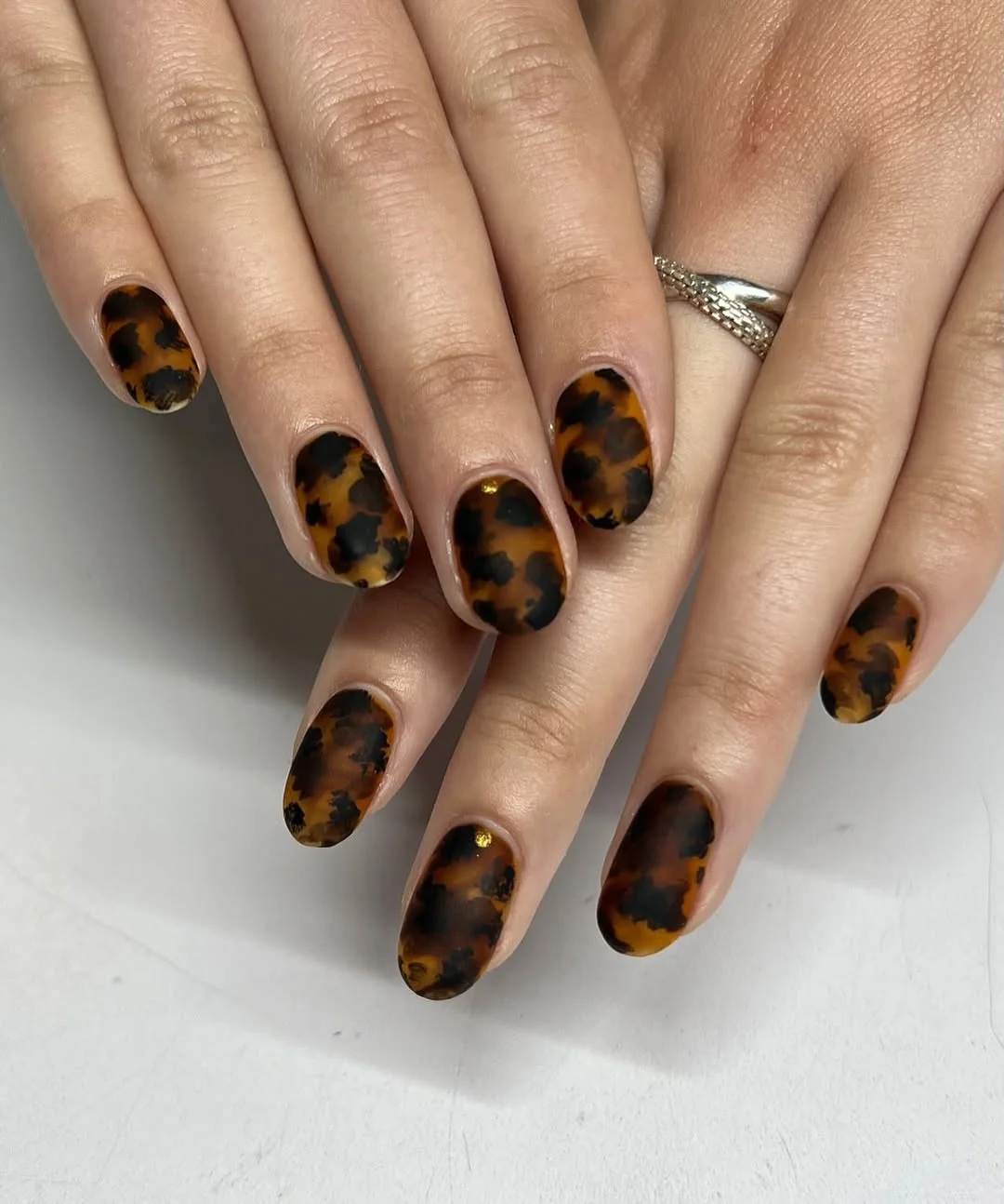 Short matte tortoiseshell nails in brown and black